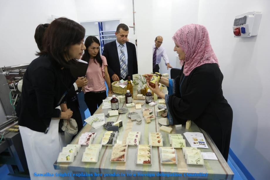 Savon Siboliv-Seba IkhlasSawalha explains her products to a foreign delegation